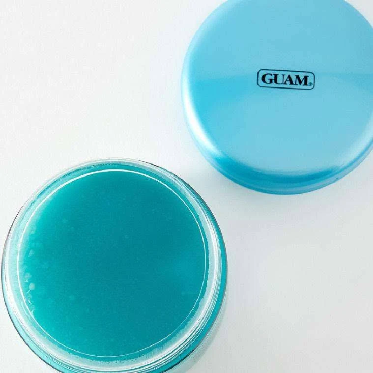Guam Algascrub Balance Regenerante blends sea salts for exfoliation with plant oils to help leave skin feeling soft, smooth and nourished.